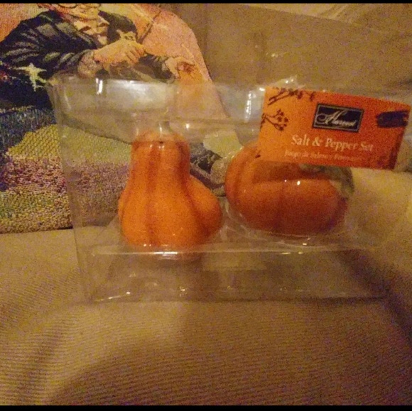 Other - 🎈4 for 15! Pumpkin salt and pepper shakers